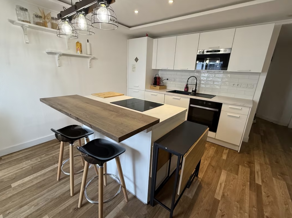 Cuisine soignée d’un appartement d’exception préparé pour l’arrivée des voyageurs